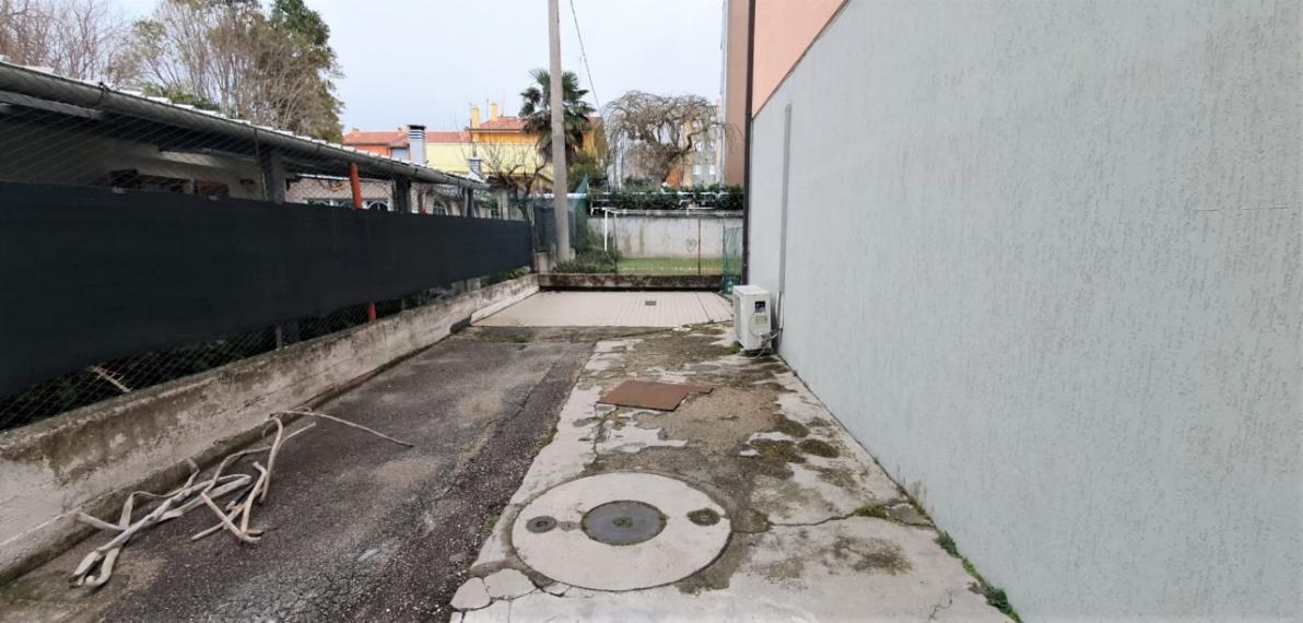 Fano - zona stadio-san lazzaro - locale commerciale negozio in vendita