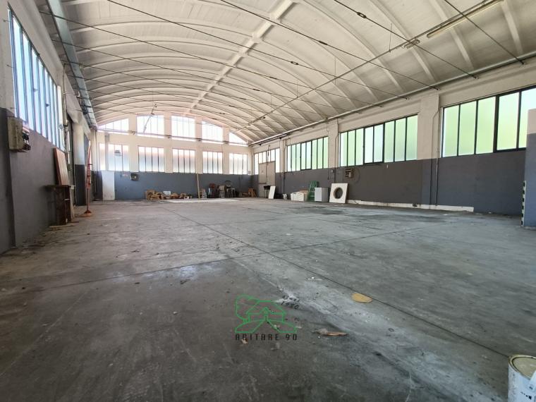 Pesaro - zona tombaccia - laboratorio in vendita