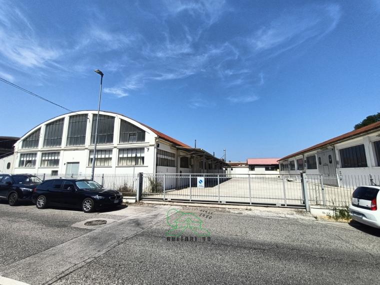 Pesaro - zona tombaccia - laboratorio in vendita