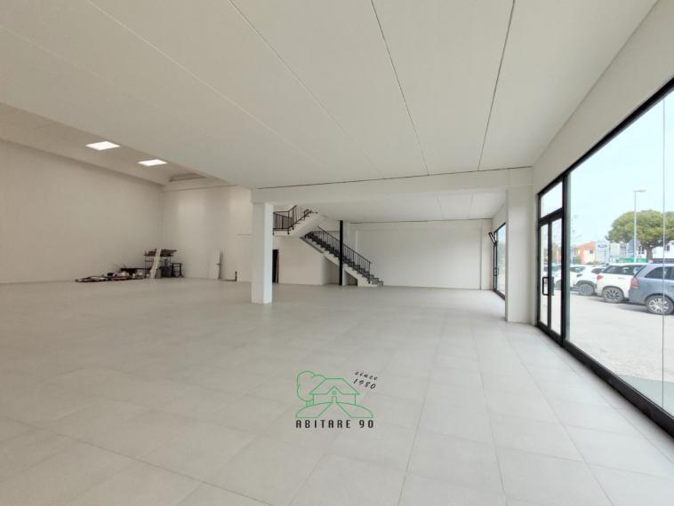 Fano - zona zuccherificio - locale commerciale negozio in vendita