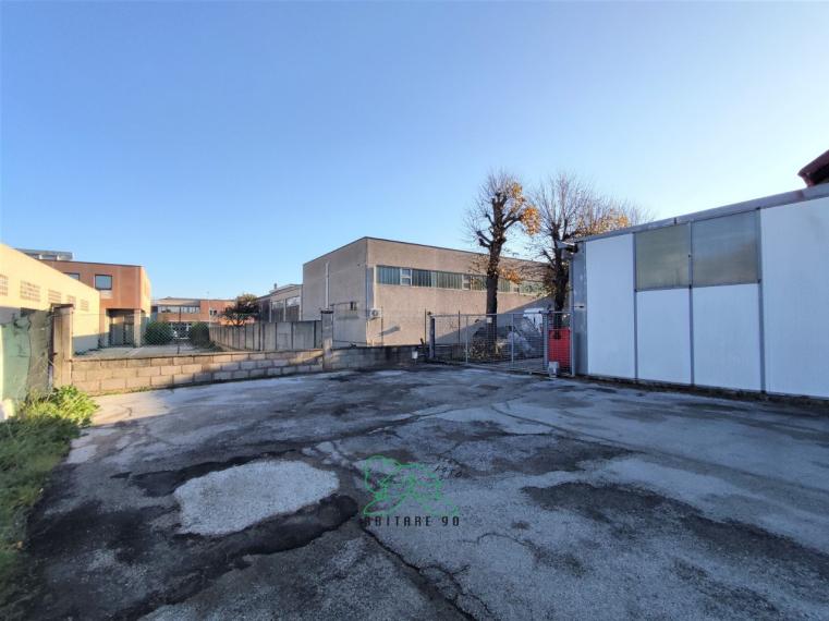 Fano - zona zuccherificio - locale commerciale negozio in vendita