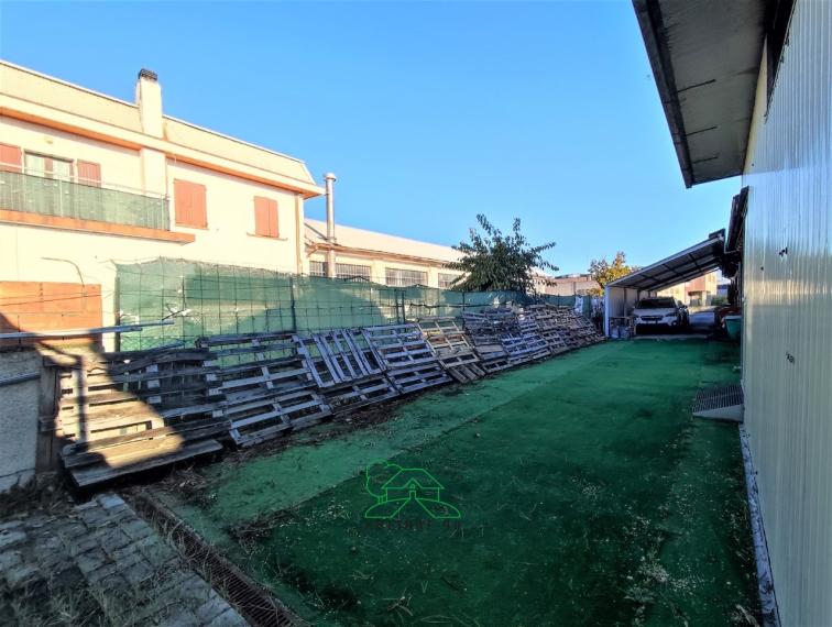 Fano - zona zuccherificio - capannone in vendita