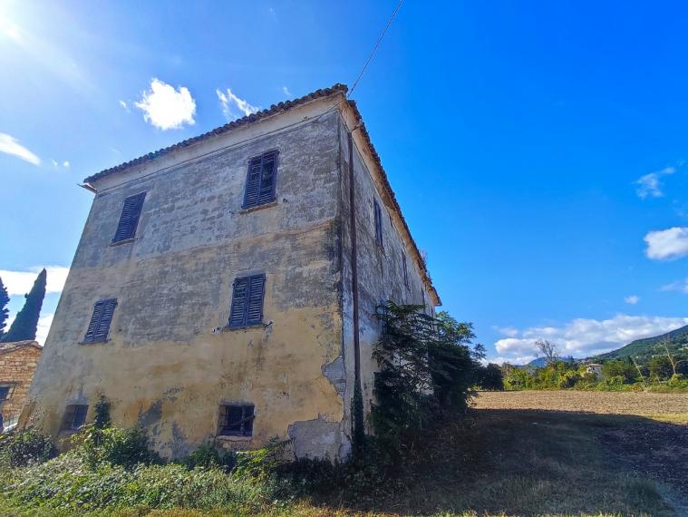 Fossombrone - rustico casolare cascina in vendita