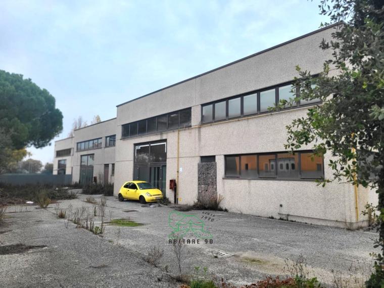 Fano - zona zuccherificio - capannone in vendita