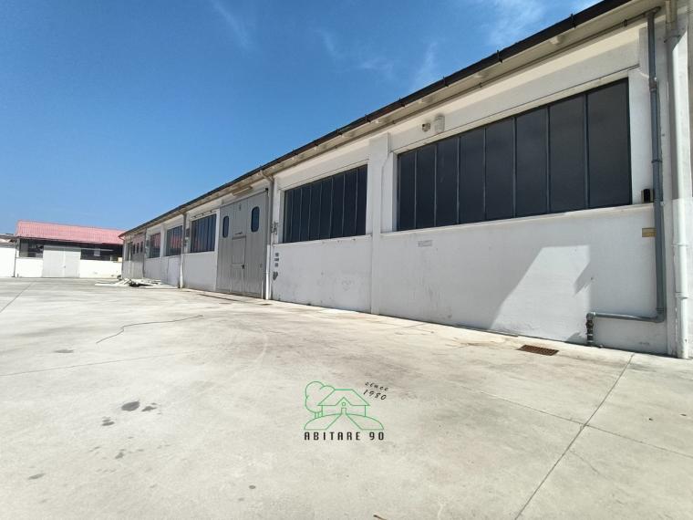 Pesaro - zona tombaccia - laboratorio in vendita