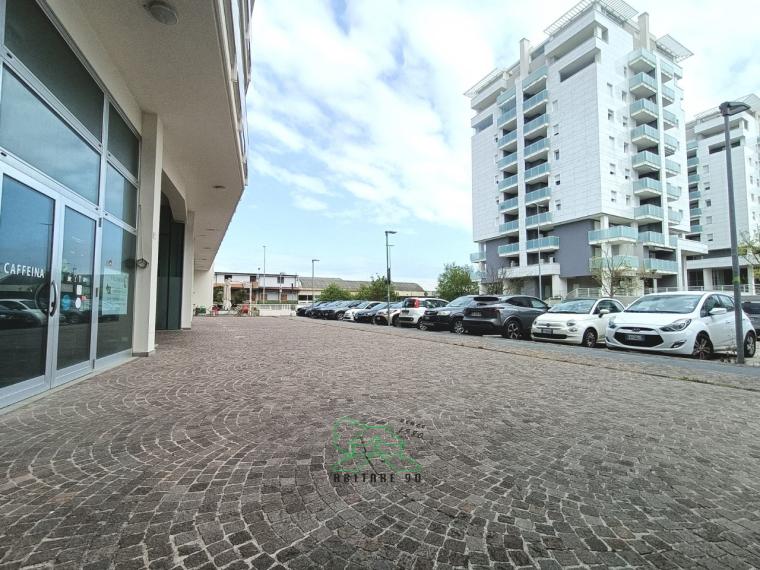 Pesaro - zona tombaccia - locale commerciale negozio in locazione