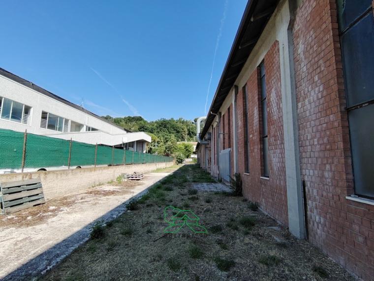 Fano - zona rosciano - capannone in vendita