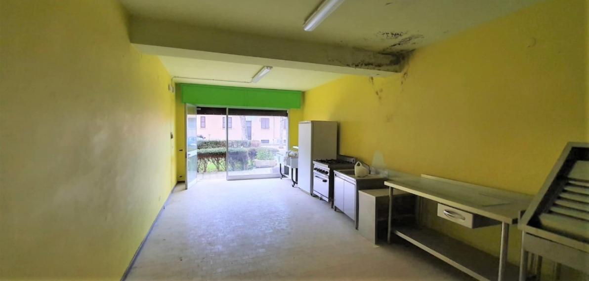 Fano - zona stadio-san lazzaro - locale commerciale negozio in vendita