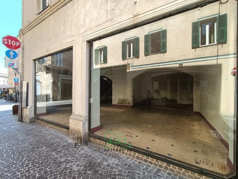 Fano - zona centro - locale commerciale negozio in locazione