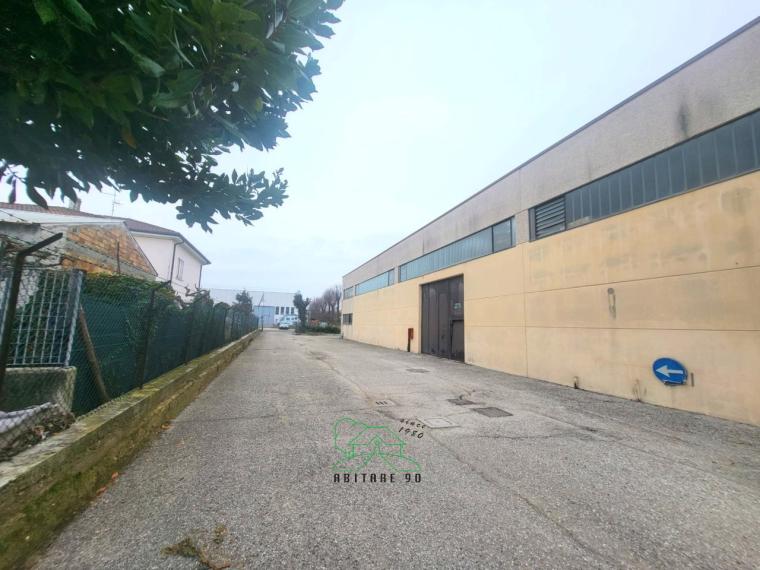 Fano - zona zuccherificio - capannone in vendita