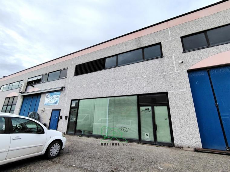 Fano - zona zuccherificio - locale commerciale negozio in vendita