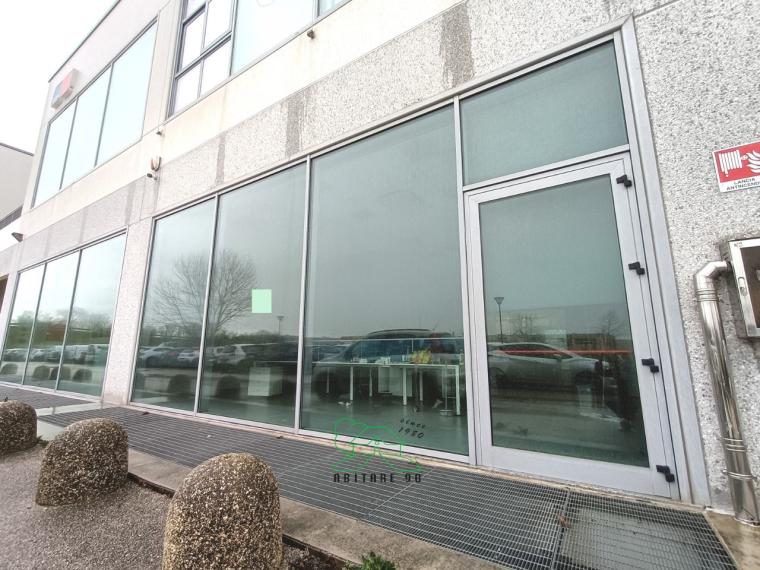 Fano - zona bellocchi - locale commerciale negozio in locazione