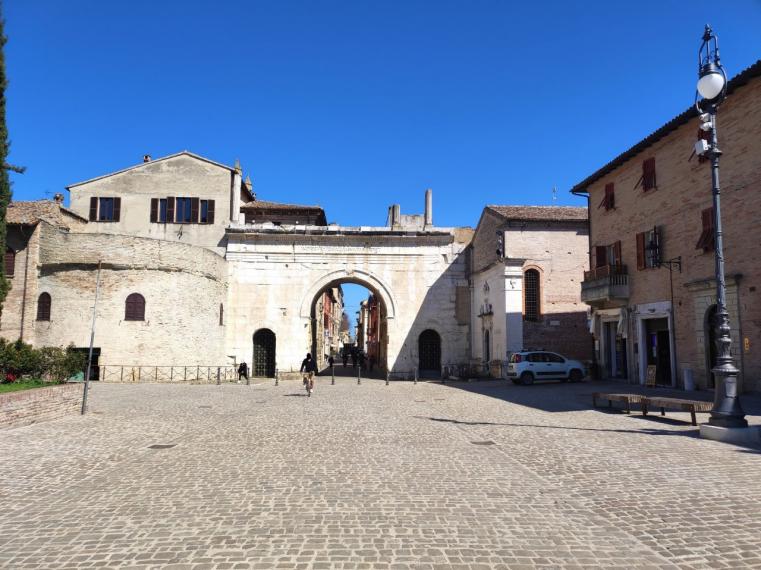 Fano - zona centro - magazzino in vendita