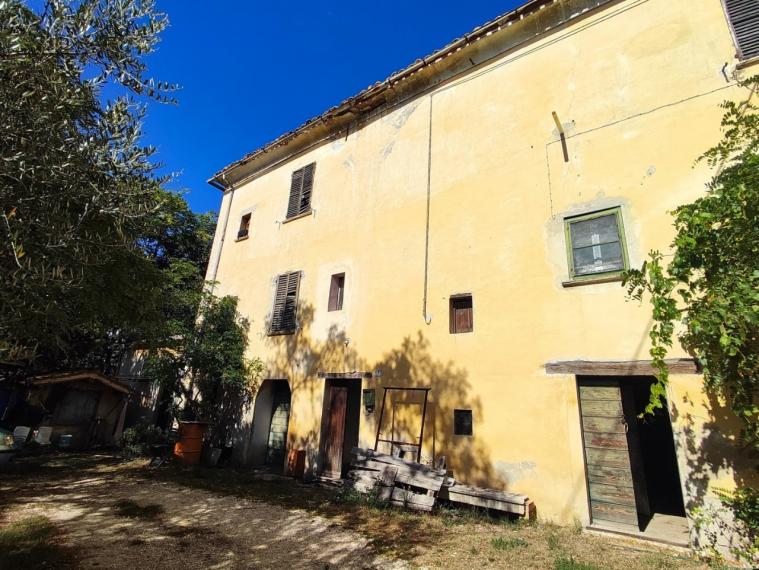 Fossombrone - rustico casolare cascina in vendita