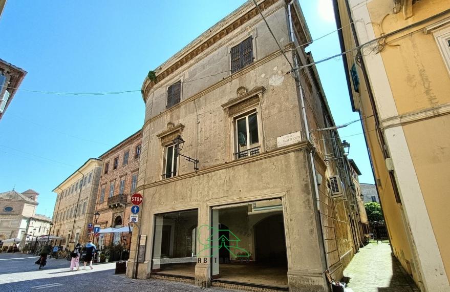 Fano - zona centro - locale commerciale negozio in locazione