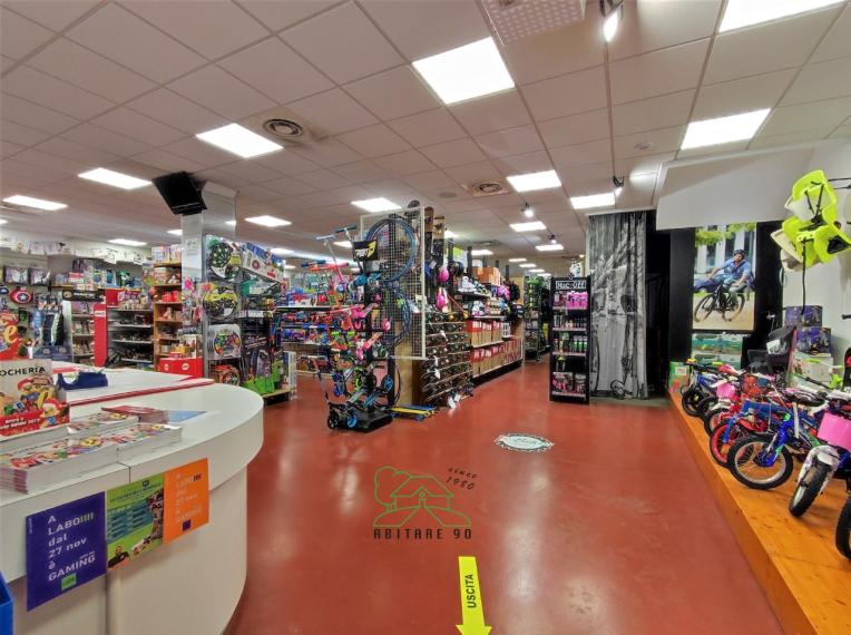 Fano - zona zuccherificio - locale commerciale negozio in vendita