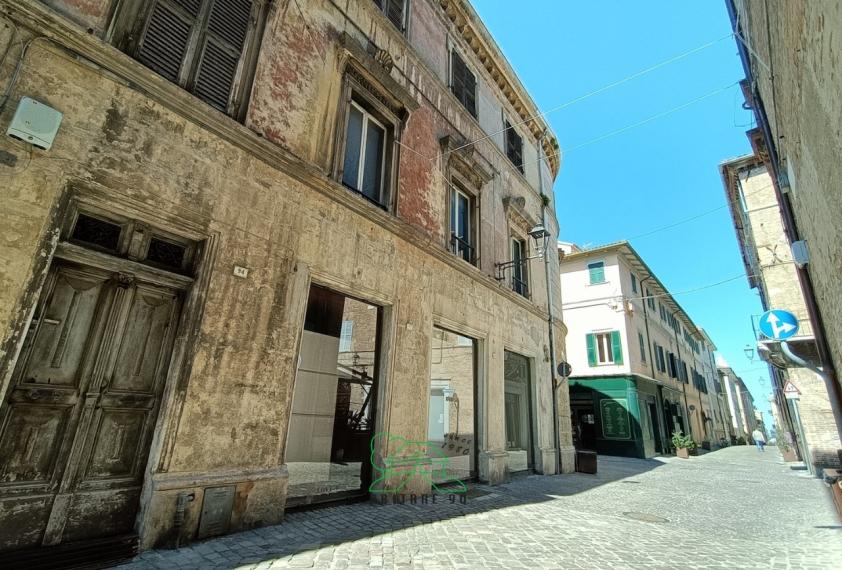 Fano - zona centro - locale commerciale negozio in locazione