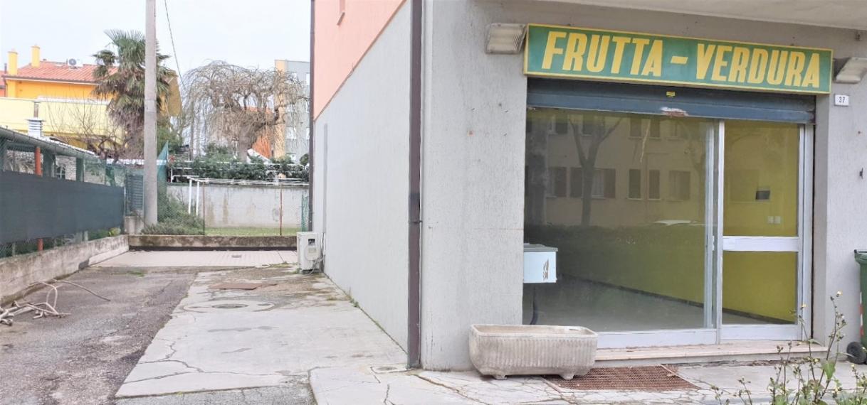 Fano - zona stadio-san lazzaro - locale commerciale negozio in vendita