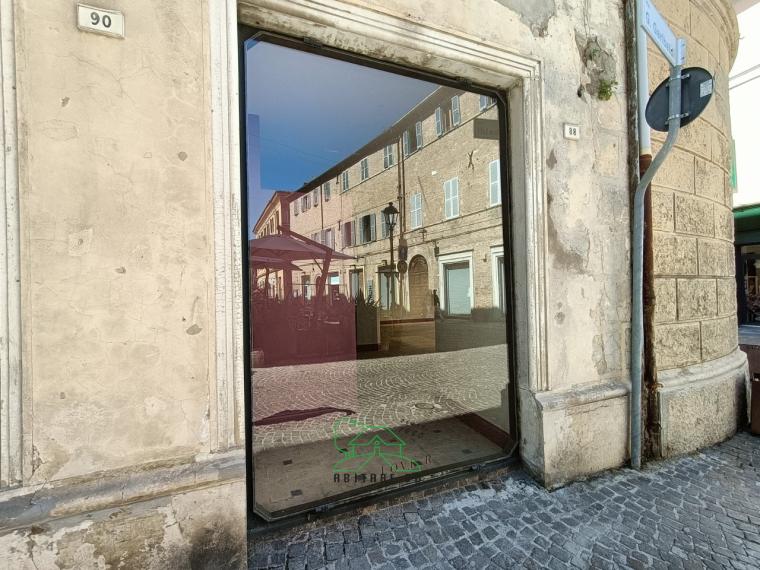 Fano - zona centro - locale commerciale negozio in locazione
