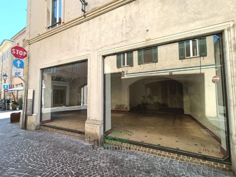 Fano - zona centro - locale commerciale negozio in locazione