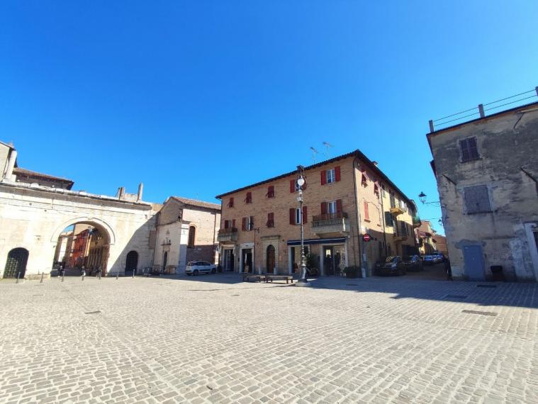 Fano - zona centro - magazzino in vendita