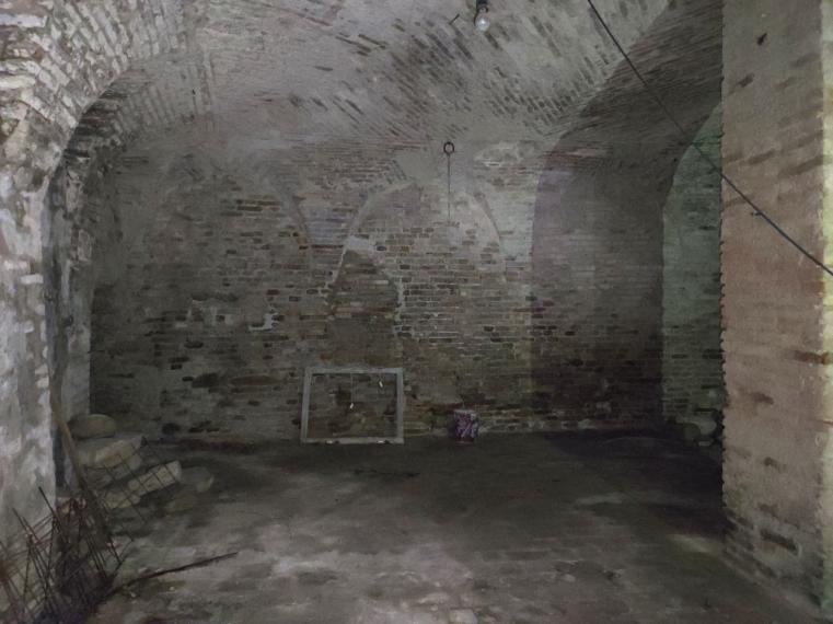 Fano - zona centro - magazzino in vendita