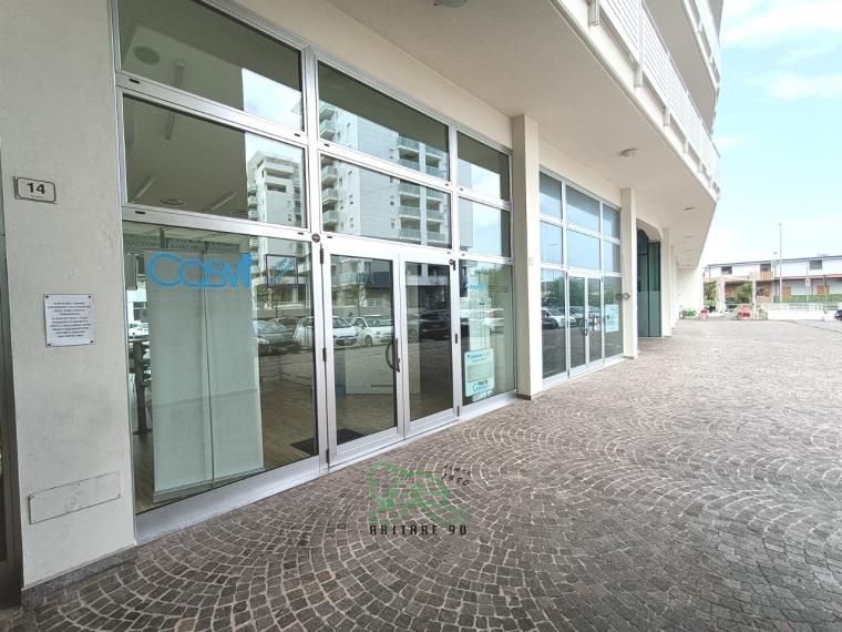 Pesaro - zona tombaccia - locale commerciale negozio in locazione