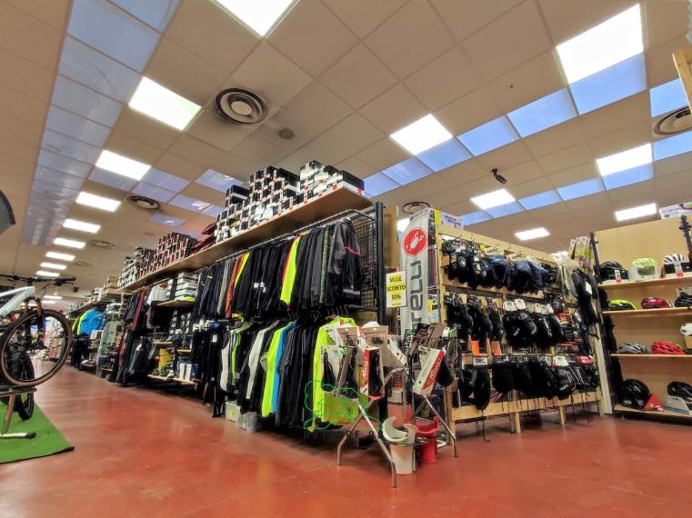 Fano - zona zuccherificio - locale commerciale negozio in vendita