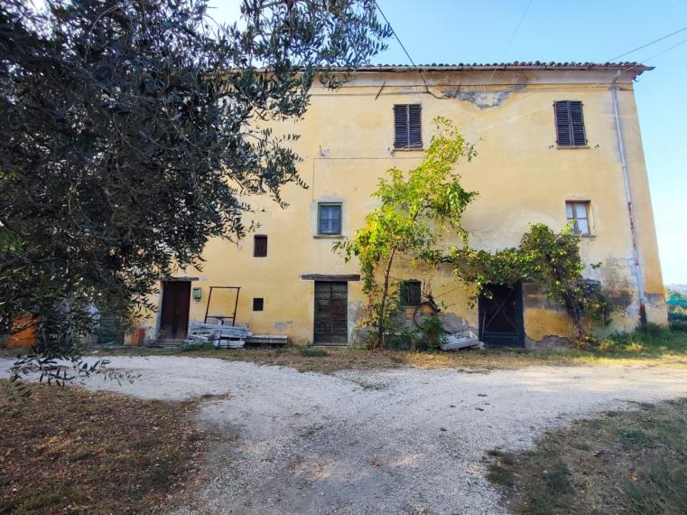 Fossombrone - rustico casolare cascina in vendita