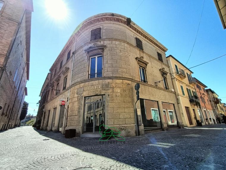 Fano - zona centro - locale commerciale negozio in locazione