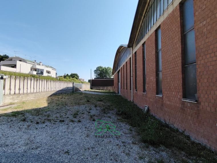 Fano - zona rosciano - capannone in vendita
