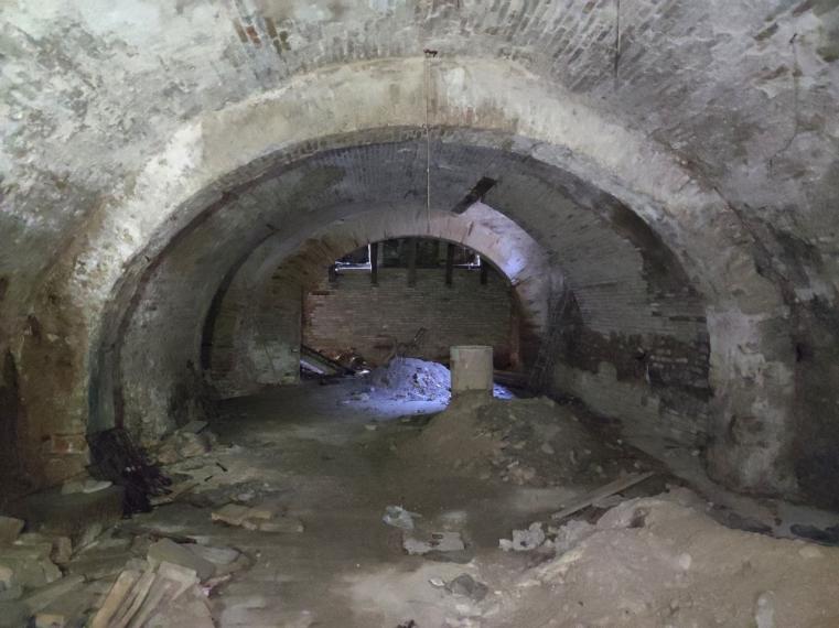 Fano - zona centro - magazzino in vendita
