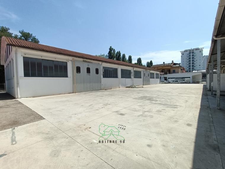 Pesaro - zona tombaccia - laboratorio in vendita