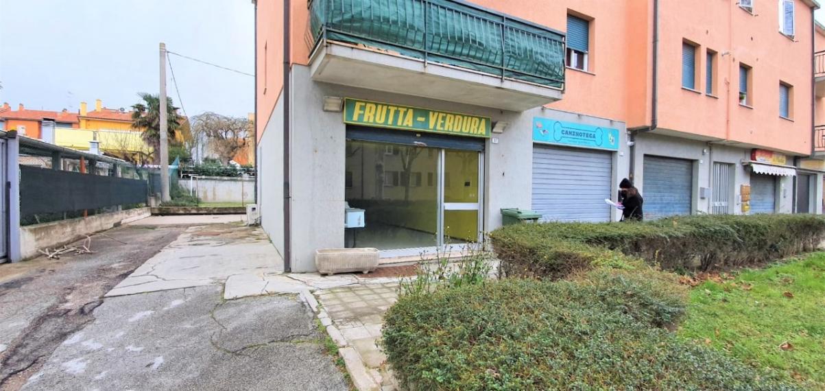 Fano - zona stadio-san lazzaro - locale commerciale negozio in vendita