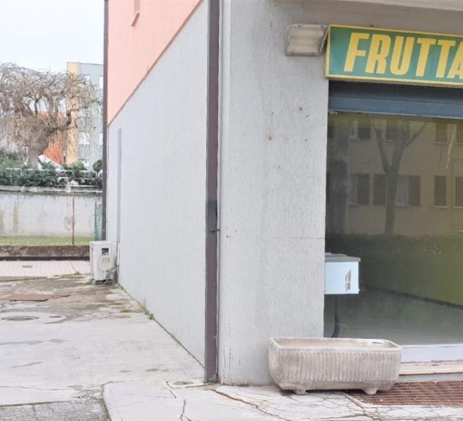 Fano - zona stadio-san lazzaro - locale commerciale negozio in vendita