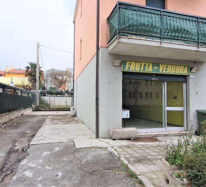 Fano - zona stadio-san lazzaro - locale commerciale negozio in vendita