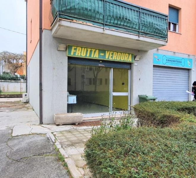 Fano - zona stadio-san lazzaro - locale commerciale negozio in vendita